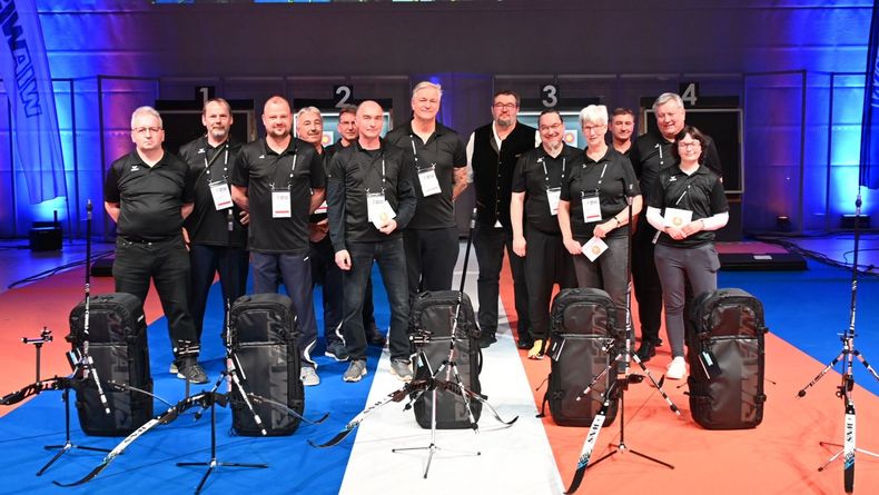 Foto: Eckhard Frerichs / Dankeschön! Die fünf unterstützenden Vereine beim Bundesligafinale erhielten allesamt einen Bogen von DSB-Partner Win&Win für die Vereinsarbeit.