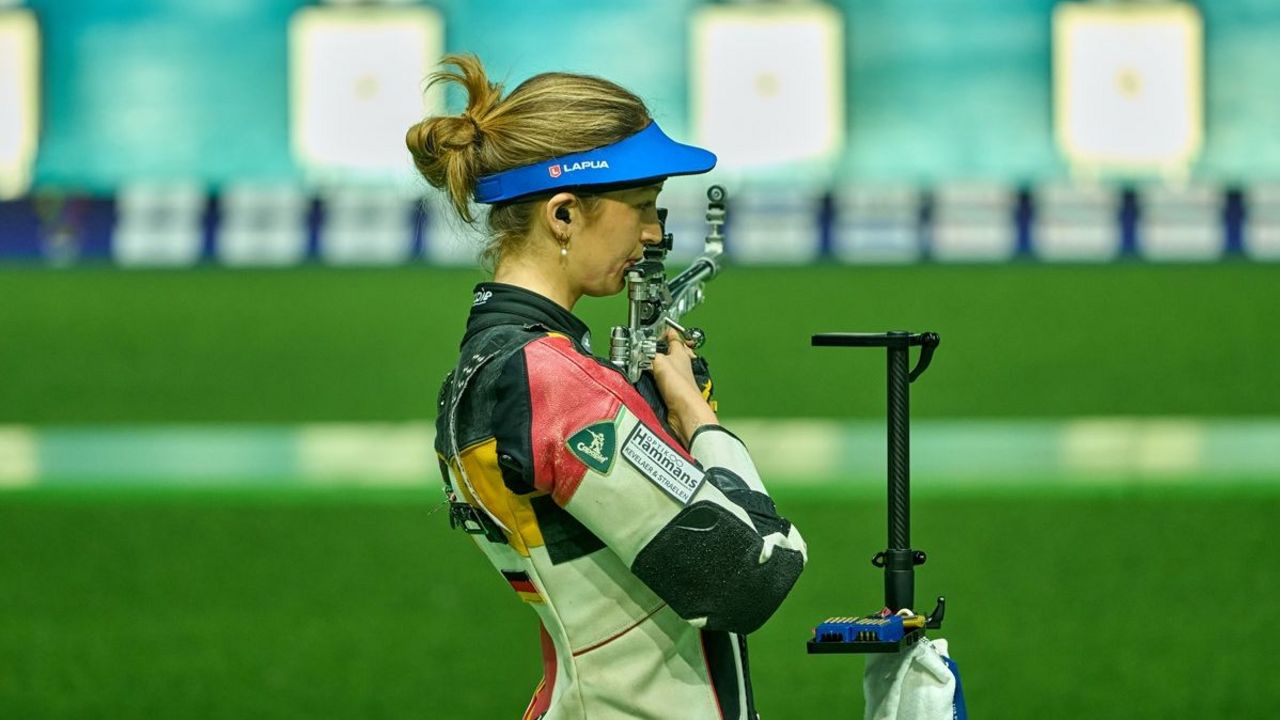 Foto: ISSF / Anna Janßen ist Deutschlands beste Gewehrschützin und gibt Tipps zur mentalen Stärke.