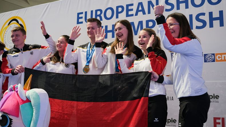Foto: ESC / Für das junge Pistolenteam um Bundestrainerin Jördis Grabe (ganz rechts) gab es in Burgas reichlich Grund zum Jubeln.