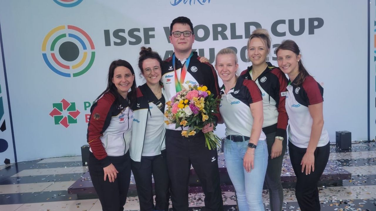 Foto: DSB / Endlich! Florian Peter freut sich mit den Pistolen-Frauen über seine erste Einzel-Medaille bei einem Weltcup.