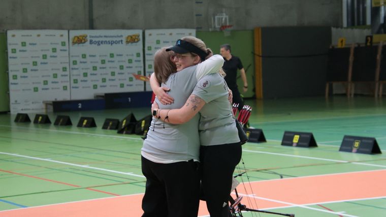 Foto: Katrin Rudau / Große Freude herrschte bei Alessa Thiel nach ihrem sensationellen Titelgewinn in der Compoundklasse der Frauen.