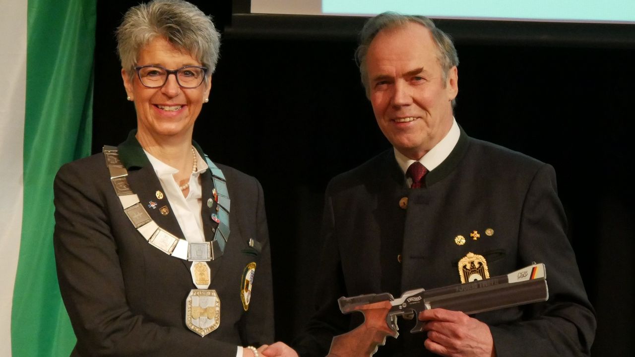 Foto: Lutz Berger / DSB-Präsident Hans-Heinrich von Schönfels überreichte HSV-Präsidentin Tanja Frank eine Luftpistole im Rahmen der Nachwuchs-Kampagne "Jugend trifft".