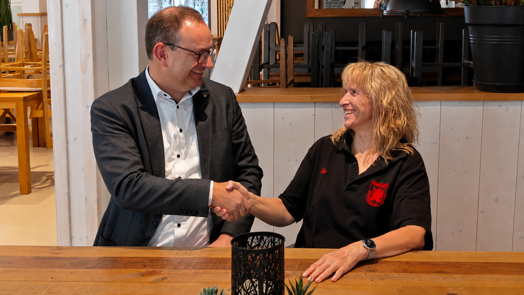 Foto: privat / Eine Vereinbarung zum Bundesligafinale wurde geschlossen. Manuela Schmermund & Volker Kaechele