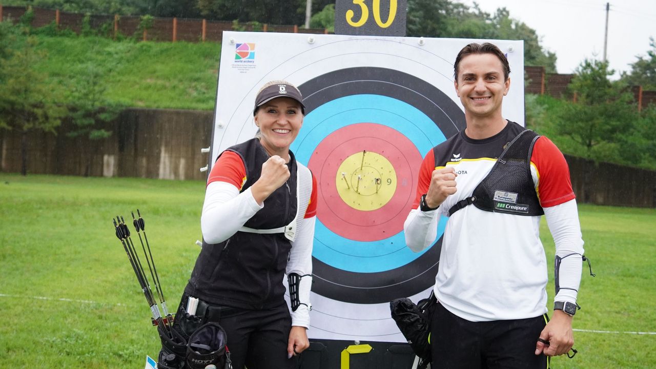Foto: DSB / Greifen nach bärenstarken Leistungen im Mixed nach der Bronzemedaille: Katharina Bauer und Moritz Wieser.