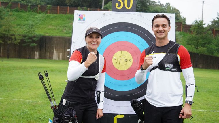 Foto: DSB / Greifen nach bärenstarken Leistungen im Mixed nach der Bronzemedaille: Katharina Bauer und Moritz Wieser.
