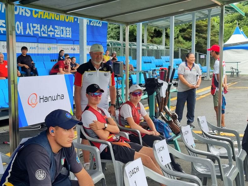 Foto: DSB / Das deutsche Skeet-Team mit Luis Lange, Emilie Bundan und Bundestrainer Axel Krämer bei der WM in Changwon.