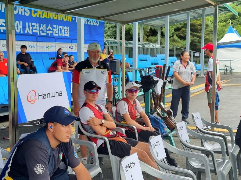 Foto: DSB / Das deutsche Skeet-Team mit Luis Lange, Emilie Bundan und Bundestrainer Axel Krämer bei der WM in Changwon. Foto: DSB / Das deutsche Skeet-Team mit Luis Lange, Emilie Bundan und Bundestrainer Axel Krämer bei der WM in Changwon.