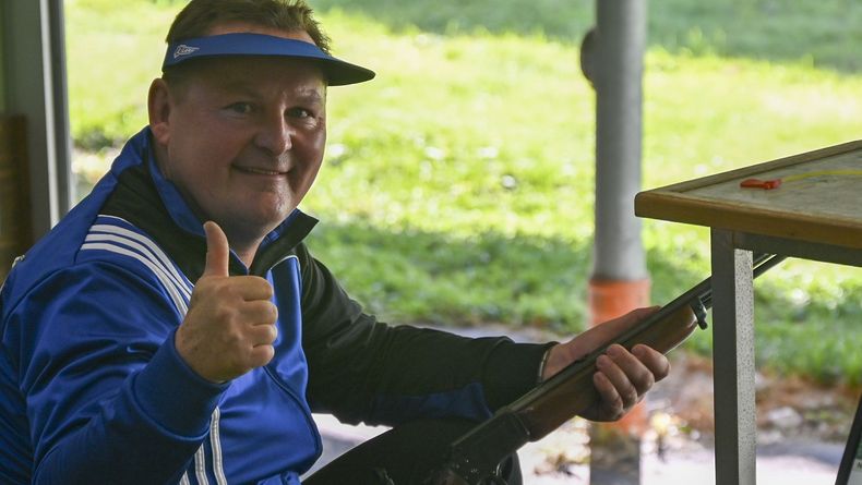 Foto: Eckhard Frerichs / Daumen hoch für Maik Riemer, der völlig überraschend neuer Deutscher Meister mit dem Unterhebelrepetierer in der Herren III-Klasse wurde. Foto: Eckhard Frerichs / Daumen hoch für Maik Riemer, der völlig überraschend neuer Deutscher Meister mit dem Unterhebelrepetierer in der Herren III-Klasse wurde.