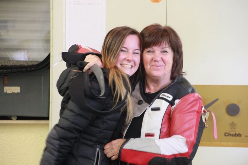 Foto: DSB / Zwei Meisterschützinnen von der SK Dachtel auf einem Bild: Kerstin Kohler und Anne Ursula Mayer siegten in den Luftgewehr-Klassen Erwachsene und Aufgelegt.