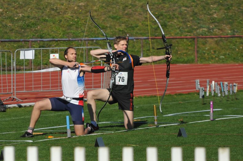 Foto: World Archery Europe / Eine interessante Variante beim Bogenlauf: Es muss auch im Knien geschossen werden.