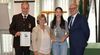 Foto: BSSB / Stolz präsentiert Valentina Boll den Kehat Schor Gedächtnispreis im Beisein von DSB-Präsident Hans-Heinrich von Schönfels, Generalkonsulin Talya Lador-Fresher und Michael Rohar, Präsident des israelischen Verbandes.