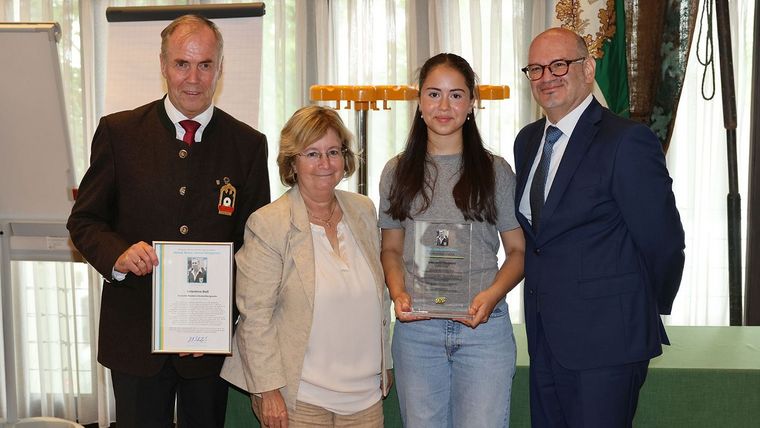 Foto: BSSB / Stolz präsentiert Valentina Boll den Kehat Schor Gedächtnispreis im Beisein von DSB-Präsident Hans-Heinrich von Schönfels, Generalkonsulin Talya Lador-Fresher und Michael Rohar, Präsident des israelischen Verbandes.