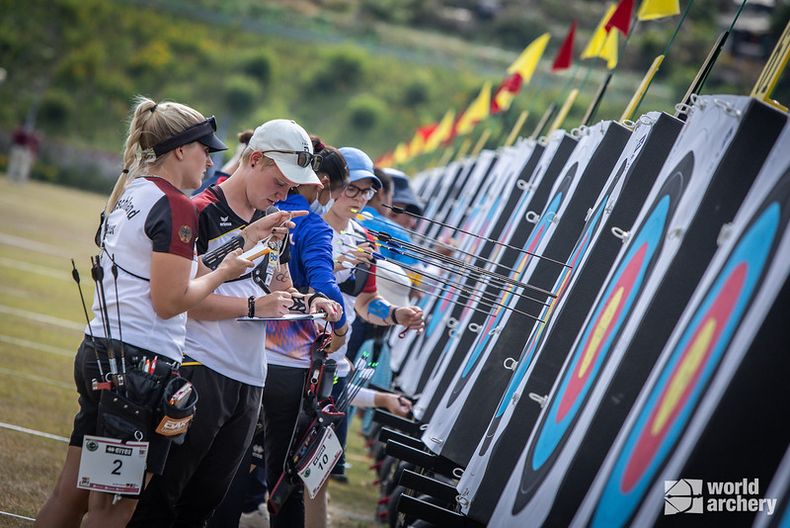 Foto: World Archery / Katharina Bauer und Michelle Kroppen standen sich in der dritten Runde im direkten Duell gegenüber.