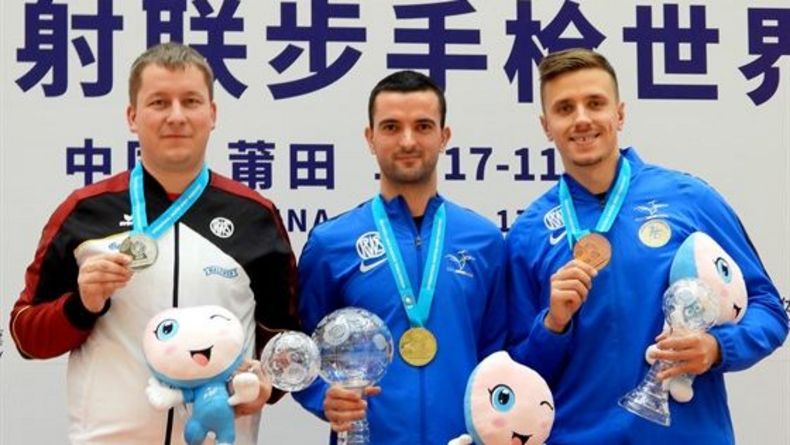 Foto: ISSF / Christian Reitz mit den Franzosen Bessaguet und Quiquampoix bei der Siegerehrung. Foto: ISSF / Christian Reitz mit den Franzosen Bessaguet und Quiquampoix bei der Siegerehrung.