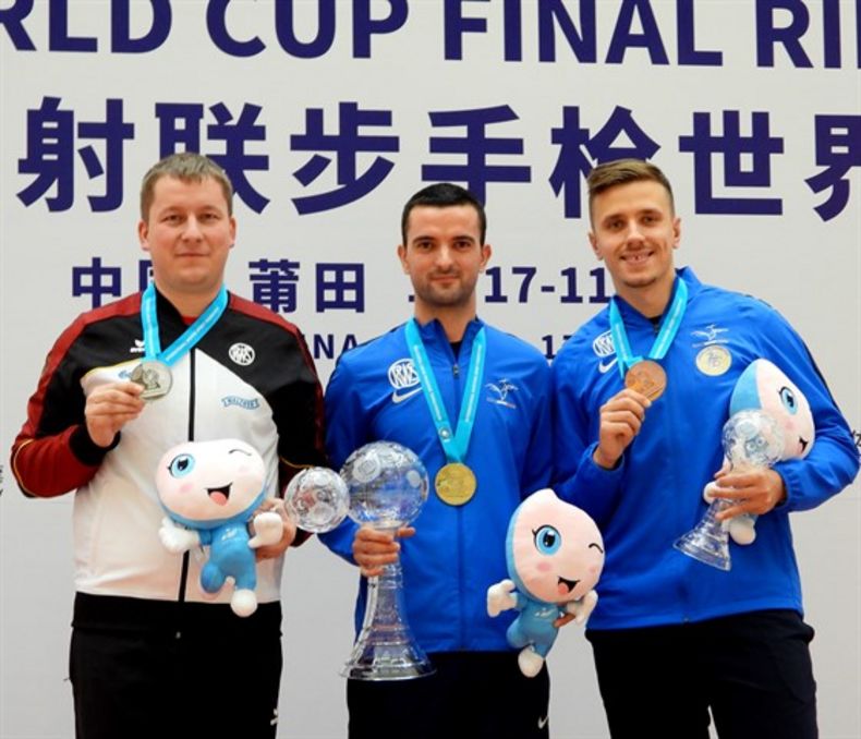 Foto: ISSF / Christian Reitz mit den Franzosen Bessaguet und Quiquampoix bei der Siegerehrung.