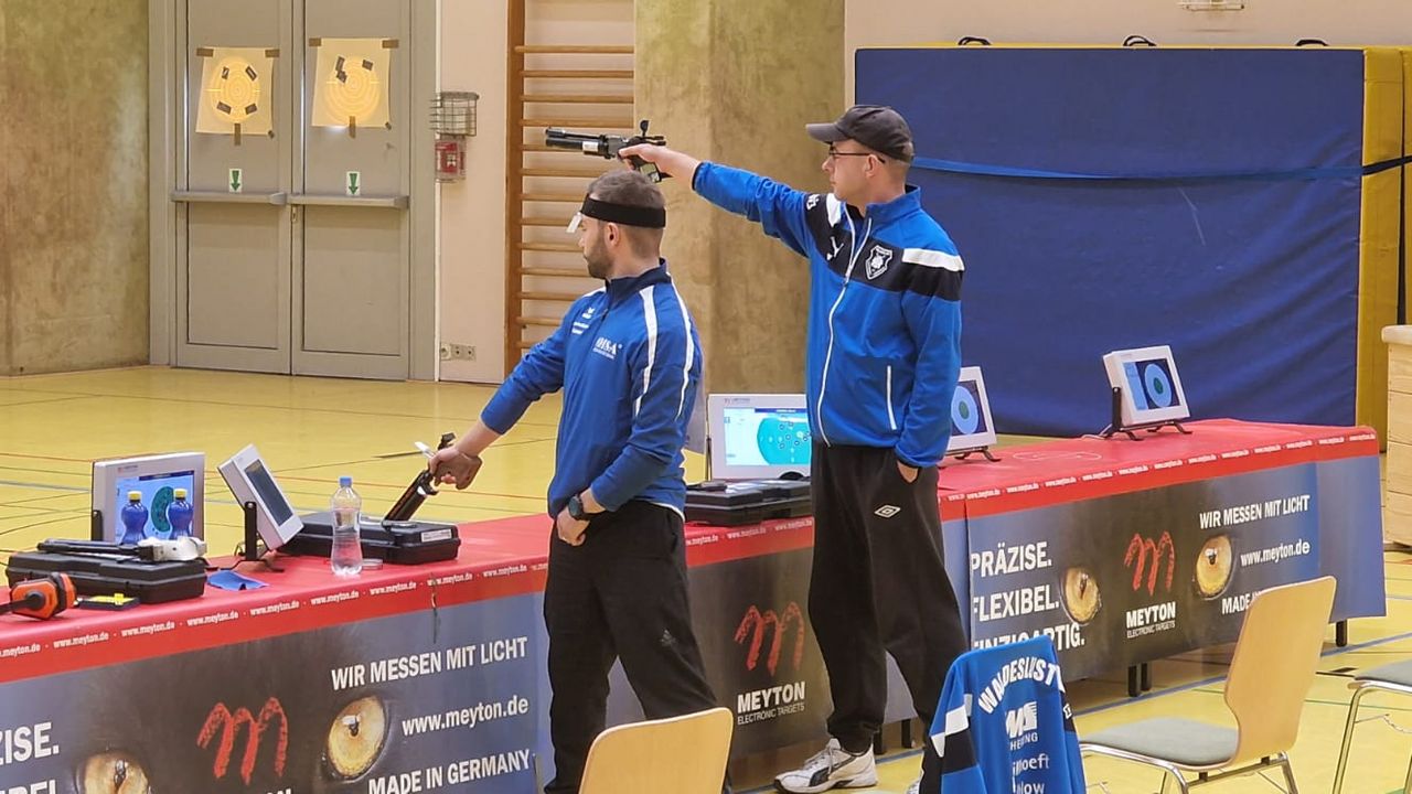 Foto: Philip Bernhard / Im Stechschuss sorgte Marcel Stürken (rechts) für den Sieg des SV Schirumer Leegmoor gegen Mario Nittel und die Sp.Sch. Fahrdorf und damit für den perfekten Saisonstart seines Teams.