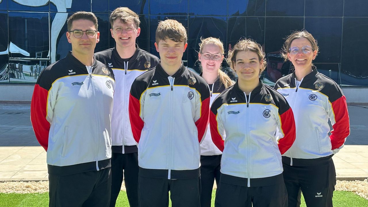 Foto: DSB / Wichtige Erfahrungen auch im Hinblick auf die Junioren-WM in Suhl gesammelt: Das DSB-Pistolen-Quartett mit den Trainern Theo Hadrath und Jördis Grabe.