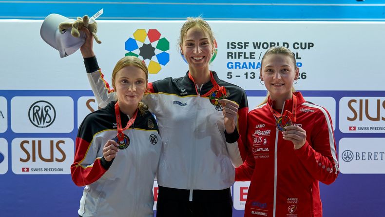 Foto: ISSF / Deutschland holt mit Nele Stark (links) und Anna Janssen (Mitte) Silber und Gold beim Weltcup in Granada.