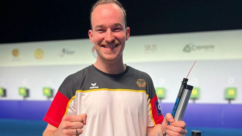 Foto: DSB / Freude bei Paul Fröhlich, nachdem er mit Solo-Silber seinen bisher größten Erfolg in einem internationalen Einzelwettbewerb erzielt hat.