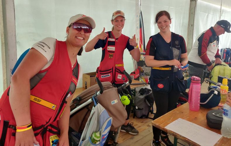 Foto: ESC / Nach bitterem Ausgang im Einzel jubelten die Skeet-Frauen über Team-Gold (v.l.): Christine Wenzel, Katrin Butterer und Nadine Messerschmidt mit Bundestrainer Axel Krämer.