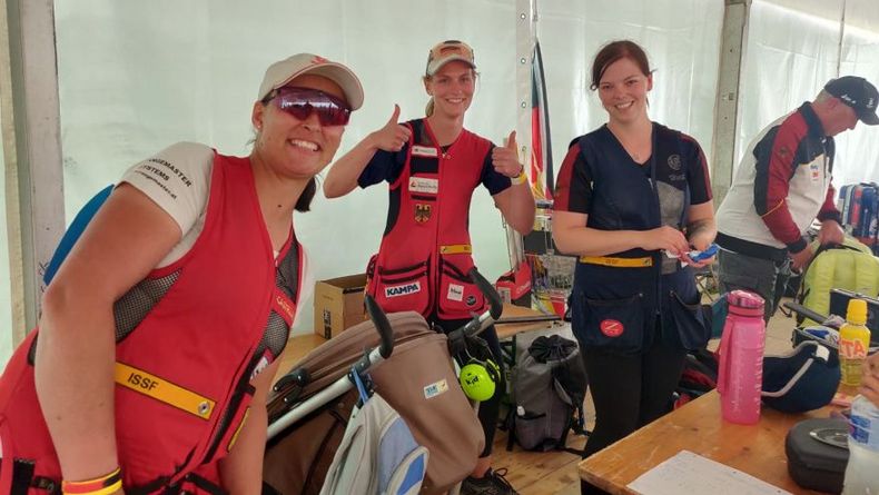 Foto: ESC / Nach bitterem Ausgang im Einzel jubelten die Skeet-Frauen über Team-Gold (v.l.): Christine Wenzel, Katrin Butterer und Nadine Messerschmidt mit Bundestrainer Axel Krämer. Foto: ESC / Nach bitterem Ausgang im Einzel jubelten die Skeet-Frauen über Team-Gold (v.l.): Christine Wenzel, Katrin Butterer und Nadine Messerschmidt mit Bundestrainer Axel Krämer.