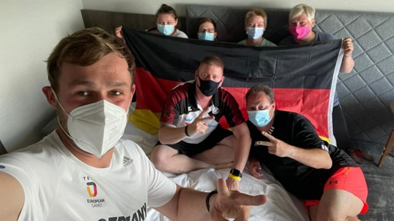 Foto: DSB / Jubel-Selfie mit dem ganzen Team: Andreas Löw (sitzend auf dem Bett) freut sich mit seinen Teamkollegen über den Quotenplatz.