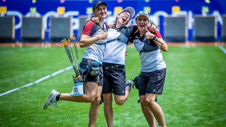 Foto: World Archery / Das Frauen-Team in der Besetzung Charline Schwarz, Elisa Tartler und Katharina Bauer (v.l.) hatte wieder einmal Grund zum Jubeln.