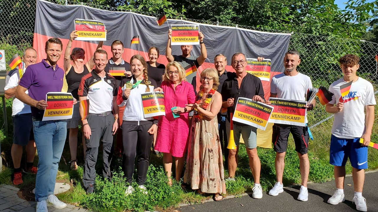 Foto: DSB / Die DSB-Mitarbeiter bereiteten der frisch gebackenen Weltmeisterin Doreen Vennekamp einen schwarz-rot-goldenen Empfang.