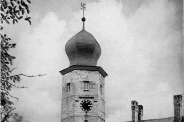 Schloss Callenberg mit Hakenkreuz, 1938