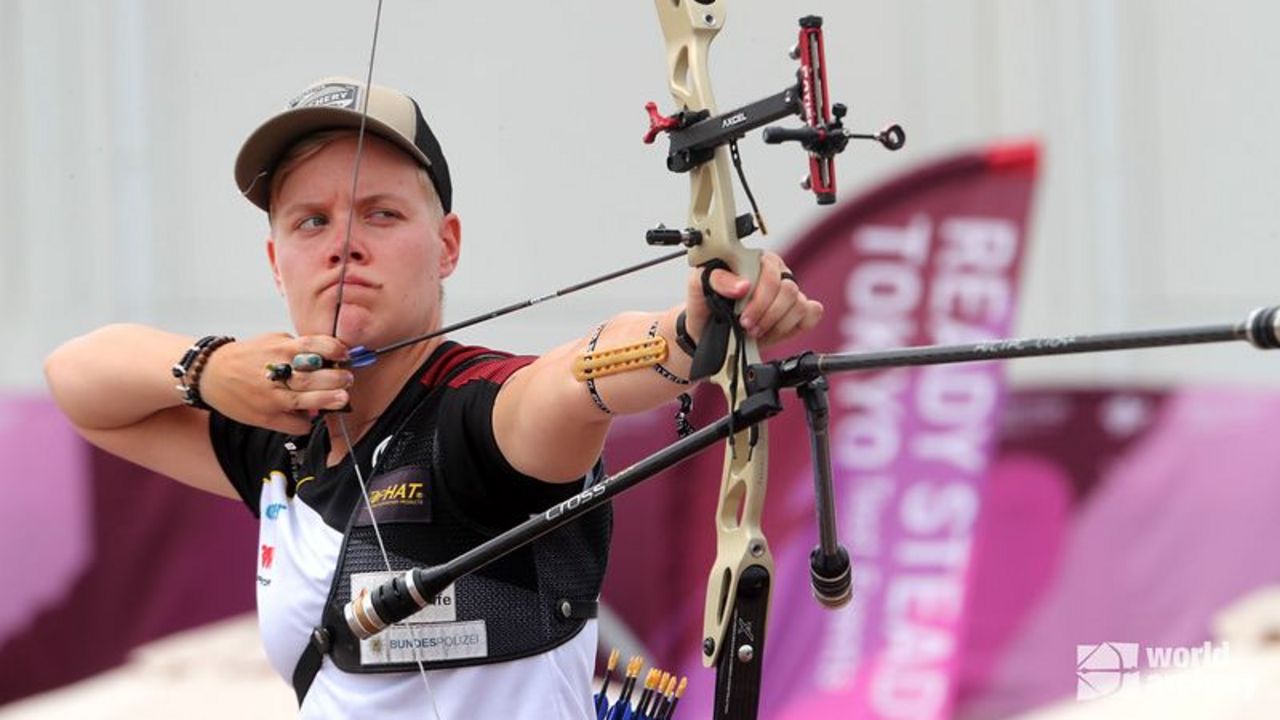 Foto: World Archery / Michelle Kroppen zeigt sich überwältigt von der Kulisse in Tokio.