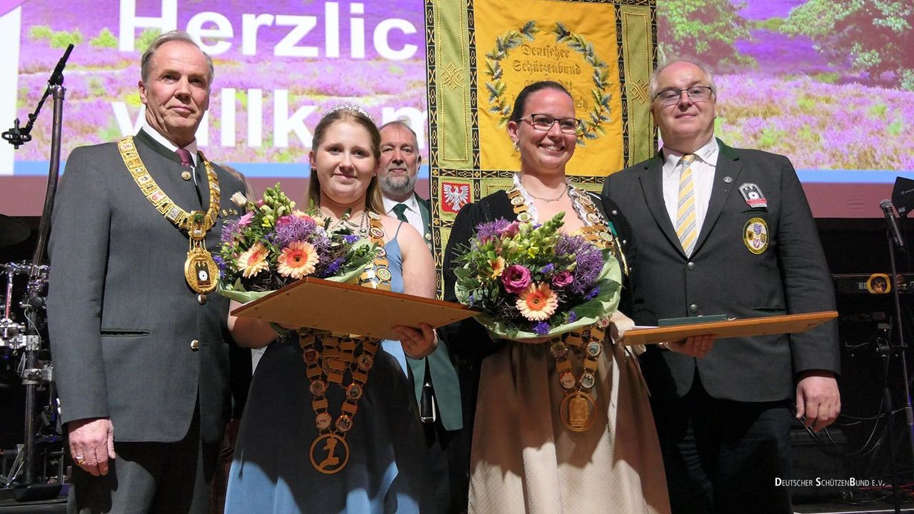 Foto: DSB / Die Nachfolger von Carina Fuchs (rechts) und Anika Höflich, die hier von DSB-Präsident Hans-Heinrich von Schönfels und Stefan Rinke, DSB-Vizepräsident Jugend, flankiert werden, werden gesucht.