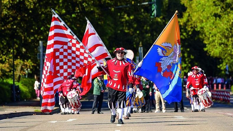 Foto: SVS / Ein typisches Bild im Saarland: Fahnenabordnungen und Musikzüge begleiten den Schützenumzug. Foto: SVS / Ein typisches Bild im Saarland: Fahnenabordnungen und Musikzüge begleiten den Schützenumzug.