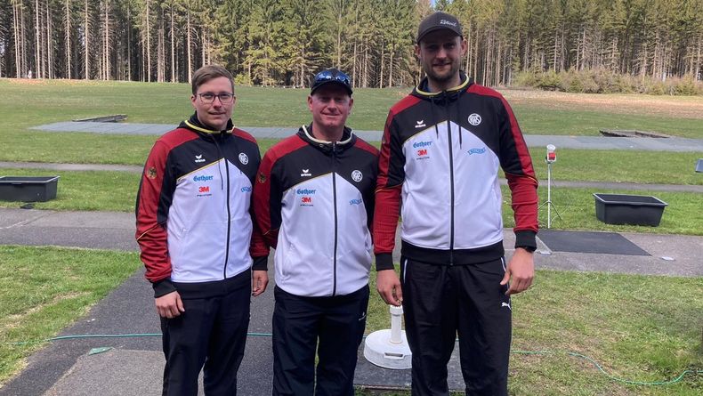 Foto: DSB / Das Trap EM-Team der Männer mit Steve Eidekorn, Andreas Löw und Paul Pigorsch (v.l.). Foto: DSB / Das Trap EM-Team der Männer mit Steve Eidekorn, Andreas Löw und Paul Pigorsch (v.l.).