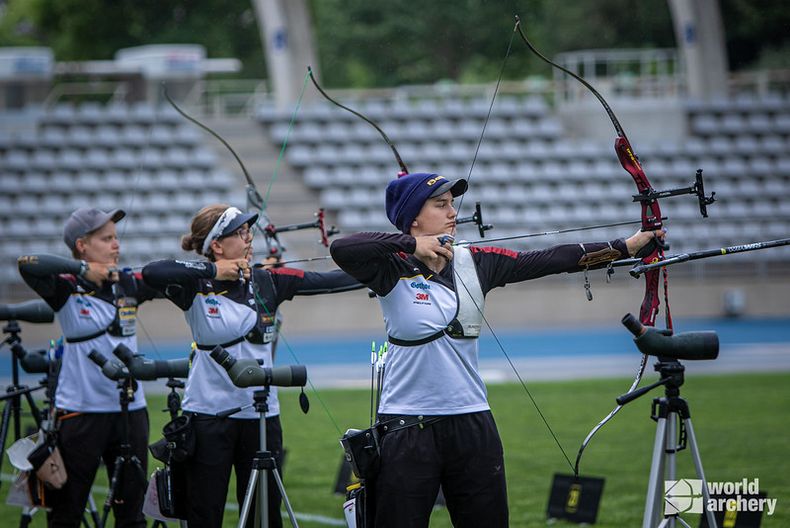 Foto: World Archery / Synchron-Schießen mit Michelle Kroppen, Elisa Tartler und Charline Schwarz (v.l.).