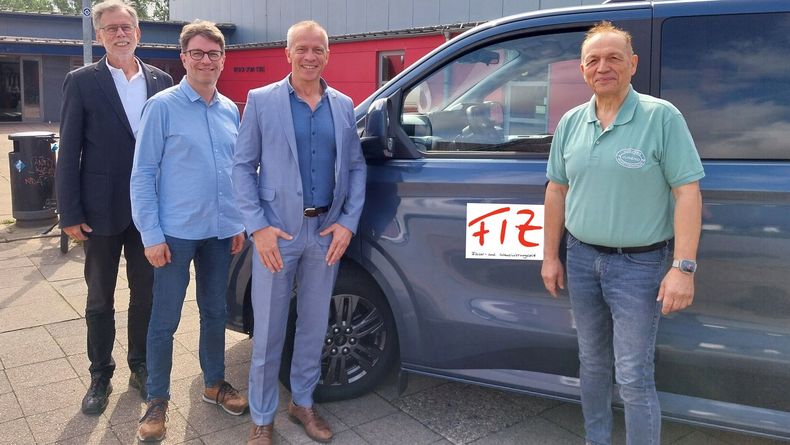 Foto: Husumer Schützengilde/Bahlo / Alfred Mordhorst, Nils Peters, Martin Kindl und Thilo Berg (v.l.) mit dem neuen Shuttle-Bus. Foto: Husumer Schützengilde/Bahlo / Alfred Mordhorst, Nils Peters, Martin Kindl und Thilo Berg (v.l.) mit dem neuen Shuttle-Bus.