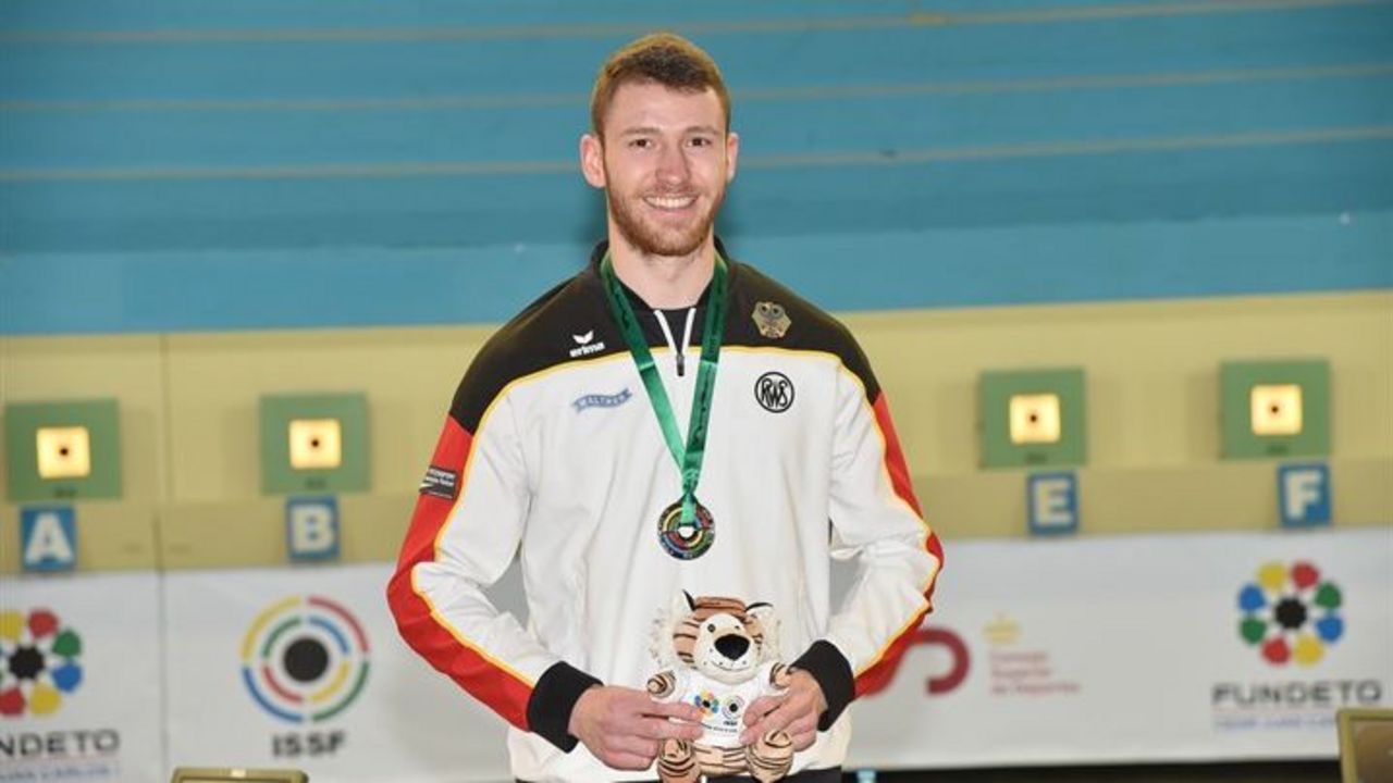 Foto: ISSF / Freude bei Andreas Köppl über seine erste Weltcup-Medaille.