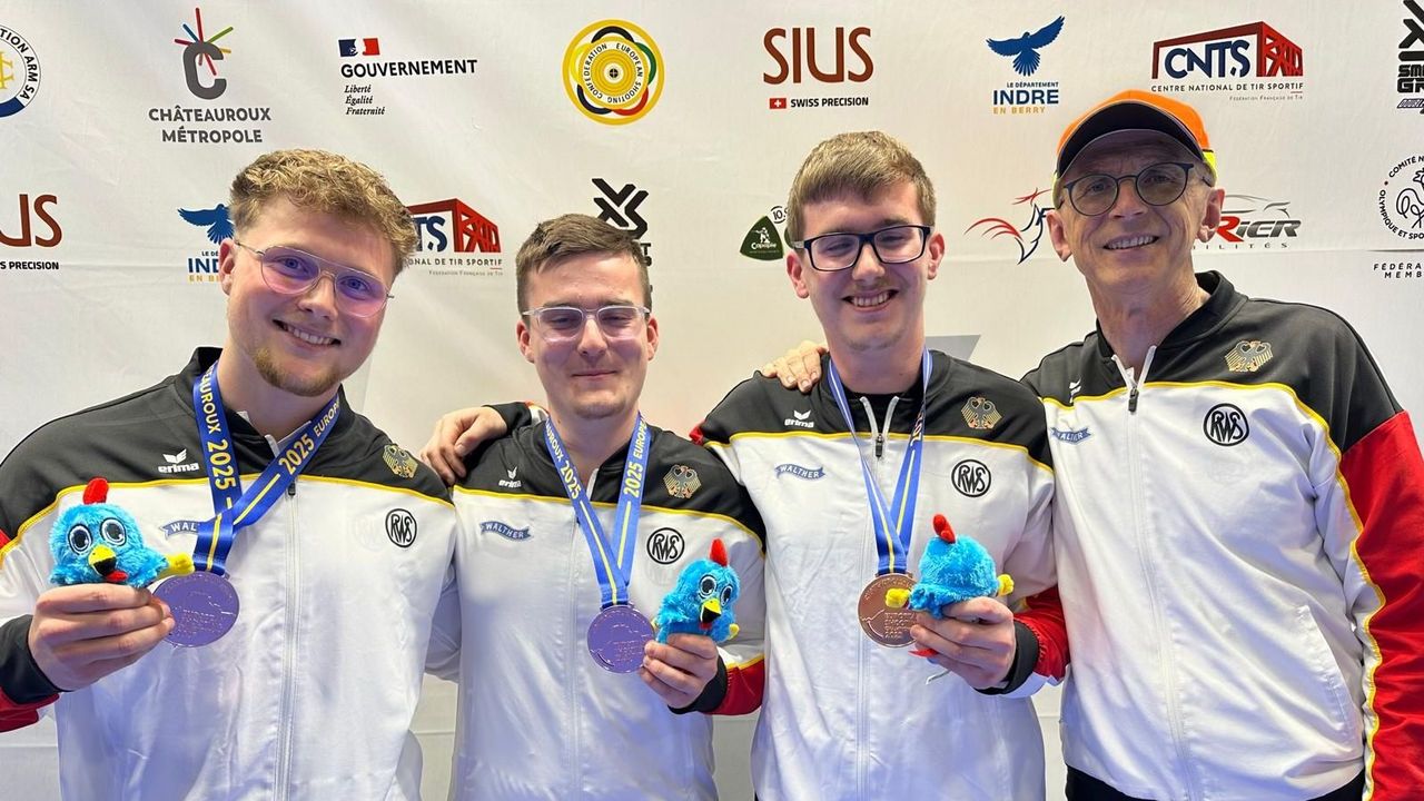 Foto: DSB / 2025 freute sich Bundestrainer Detlef Glenz mit seinen Schnellfeuer-Junioren Arne Schallus, Fiete Kühn und Colin Hilk (v.l.) über Team-Bronze bei der EM.