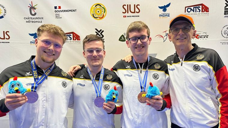 Foto: DSB / 2025 freute sich Bundestrainer Detlef Glenz mit seinen Schnellfeuer-Junioren Arne Schallus, Fiete Kühn und Colin Hilk (v.l.) über Team-Bronze bei der EM.