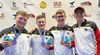 Foto: DSB / 2025 freute sich Bundestrainer Detlef Glenz mit seinen Schnellfeuer-Junioren Arne Schallus, Fiete Kühn und Colin Hilk (v.l.) über Team-Bronze bei der EM.