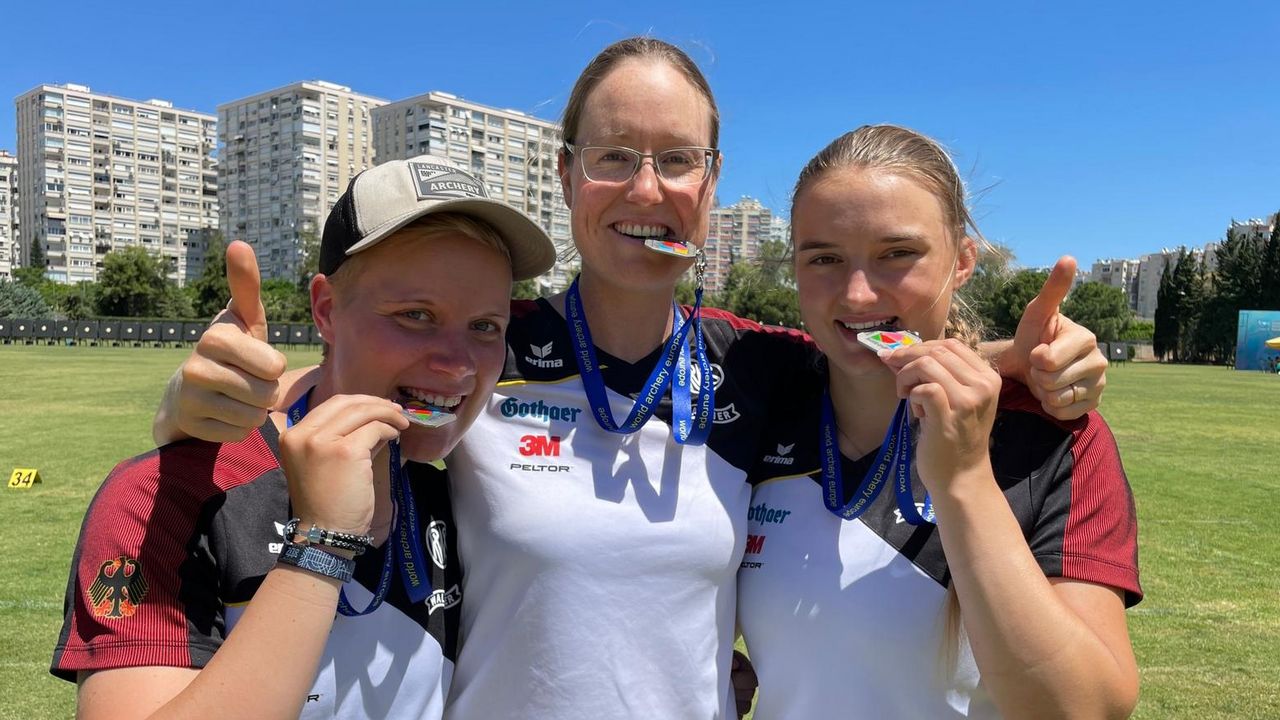 Foto: DSB / Auch Silber schmeckt: Michelle Kroppen, Lisa Unruh und Charline Schwarz mit EM-Silber.