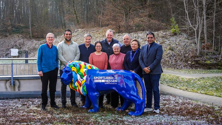 Foto: DSB / DSB-Bundesgeschäftsführer Jörg Brokamp (hinten Mitte) mit dem ISSF Kampfrichter Komitee, das drei Tage lang in Wiesbaden tagte.