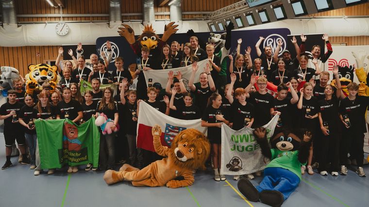 Foto: DSJ / Immer wieder ein Fest: Die Kinder, die Profis und die Maskottchen zelebrieren den Shooty Cup, der 2026 von Sachsen gewonnen wurde.