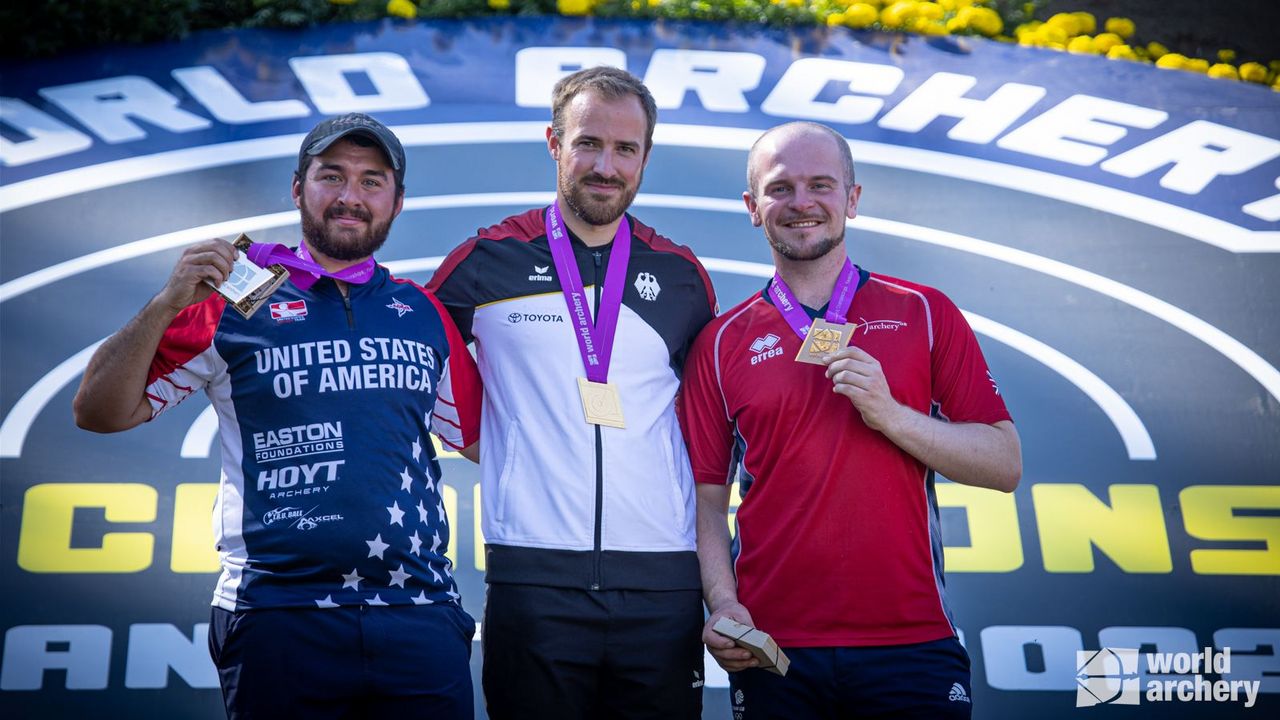 Foto: World Archery / Florian Unruh ist der weltbeste (Recurve-)Feldbogenschütze. Silber ging an Matthew Nofel (USA), Bronze an Patrick Huston (GBR).