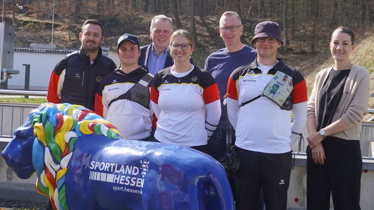 Foto: DSB / Andre Bachmann (hinten rechts) mit DSB-Bundesgeschäftsführer Jörg Brokamp, Nachwuchs-Bundestrainer Freddy Siebert, Bogen-Kaderathleten und Nadine Buchholz von der Sportförderungsgesesellschaft.