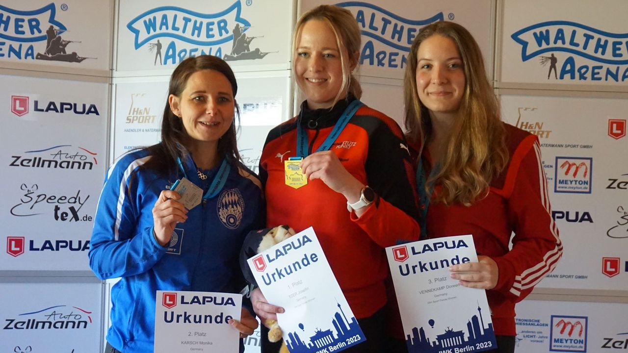Foto: PSV Olympia Berlin / Die drei Erstplatzierten mit der Sportpistole v.l.: Monika Karsch, Josefin Eder und Doreen Vennekamp.