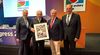 Foto: DSB / DSB-Präsident Hans-Heinrich von Schönfels und Jörg Brokamp überreichten dem ausgeschiedenen WAE-Präsidenten Mario Scarzella eine Collage und gratulierten dem neuen WAE-Präsidenten Hakan Cakiroglu (ganz rechts) zur Wahl.