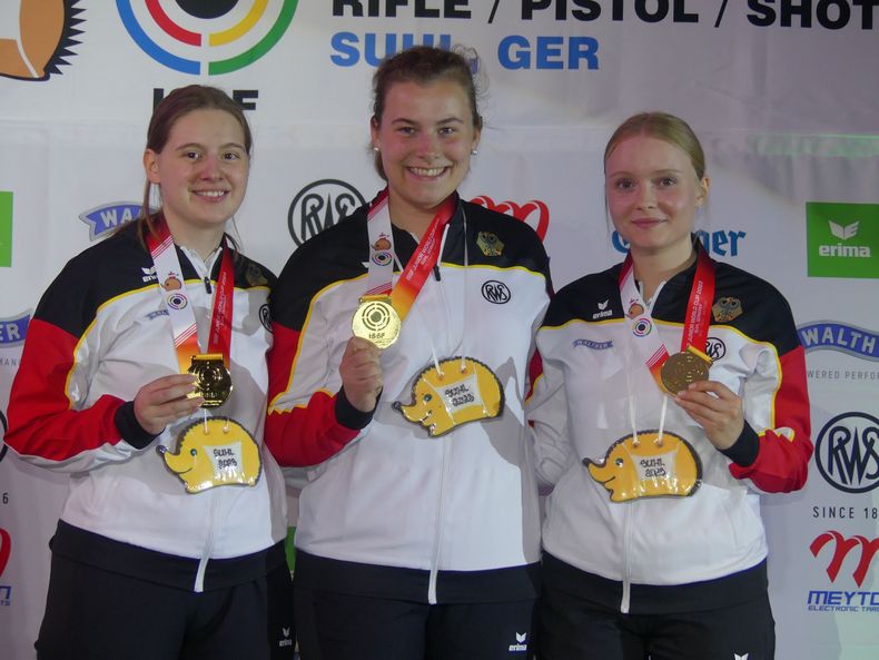 Foto: Michael Eisert / Anna Marie Beutler, Hannah Wehren und Nele Stark strahlen mit Gold. Foto: Michael Eisert / Anna Marie Beutler, Hannah Wehren und Nele Stark strahlen mit Gold.