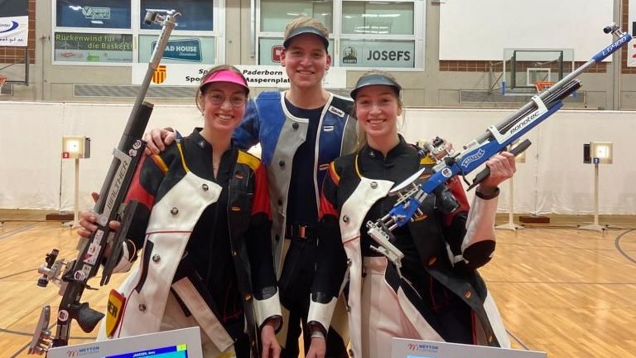 Foto: SSG Kevelaer / Ein Geschwister-Trio mit zwei Gewehren: Anna, Simon und Franka Janßen sorgten am letzten Vorrunden-Wochenende für Furore.