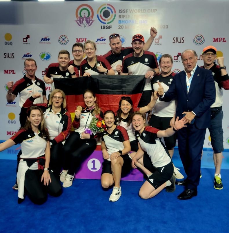 Foto: DSB / Das deutsche Team und ISSF-Präsident Luciano Rossi feiern Weltcupsiegerin Doreen Vennekamp. Foto: DSB / Das deutsche Team und ISSF-Präsident Luciano Rossi feiern Weltcupsiegerin Doreen Vennekamp.