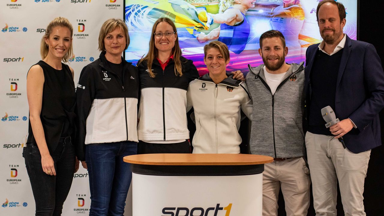 Foto: DOSB-Picture-Alliance-Erhardt Szakacs / (v.l.n.r.) Laura Papendick (Moderatorin SPORT1), Sabine Krapf (DOSB), Lisa Unruh, Nina Hemmer, Florian Neumaier (beides Ringer), Daniel von Busse (Geschäftsleitung Sport1 GmbH).